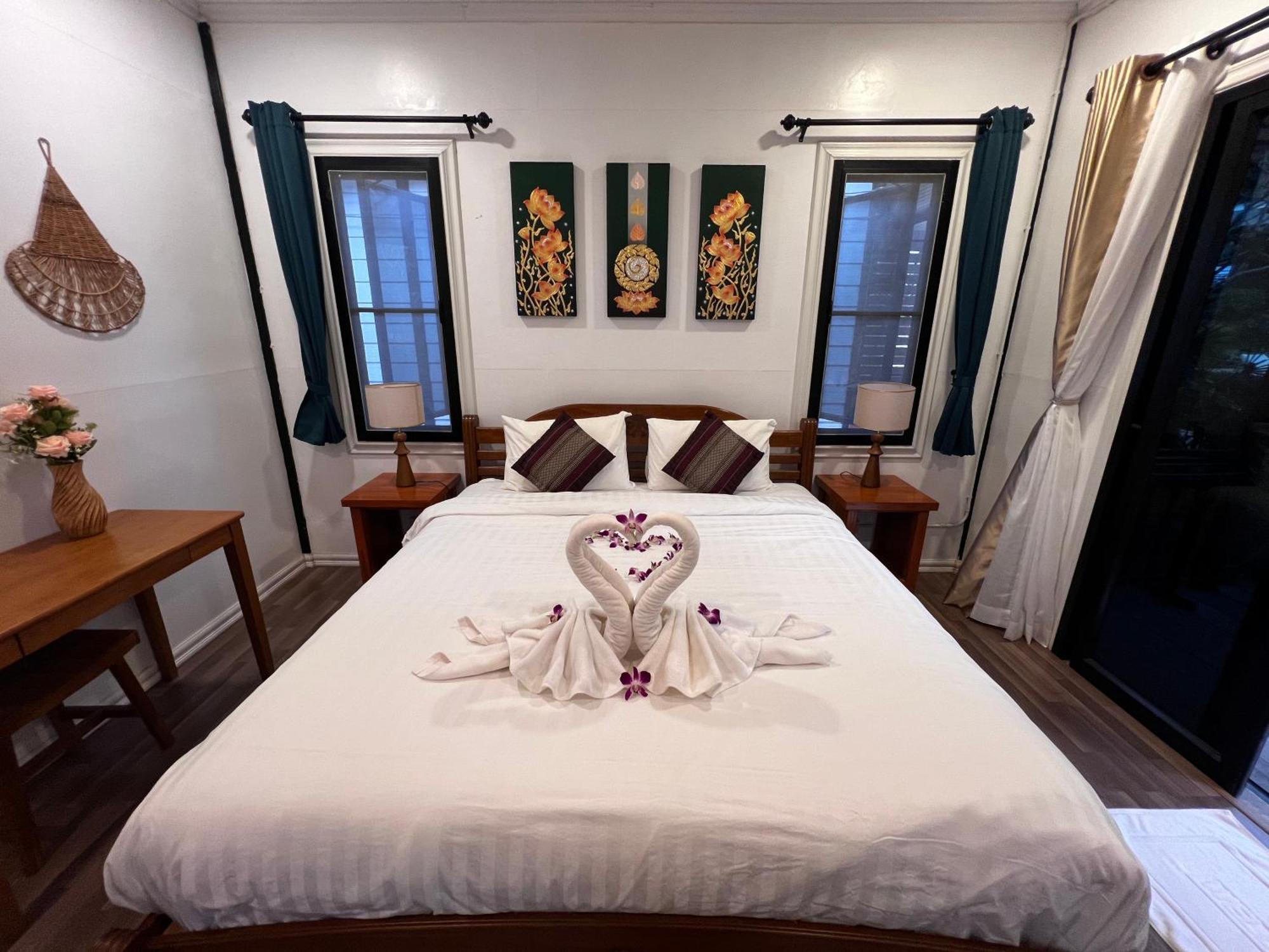 Big Elk Steak House - Homestay Trat Exterior photo